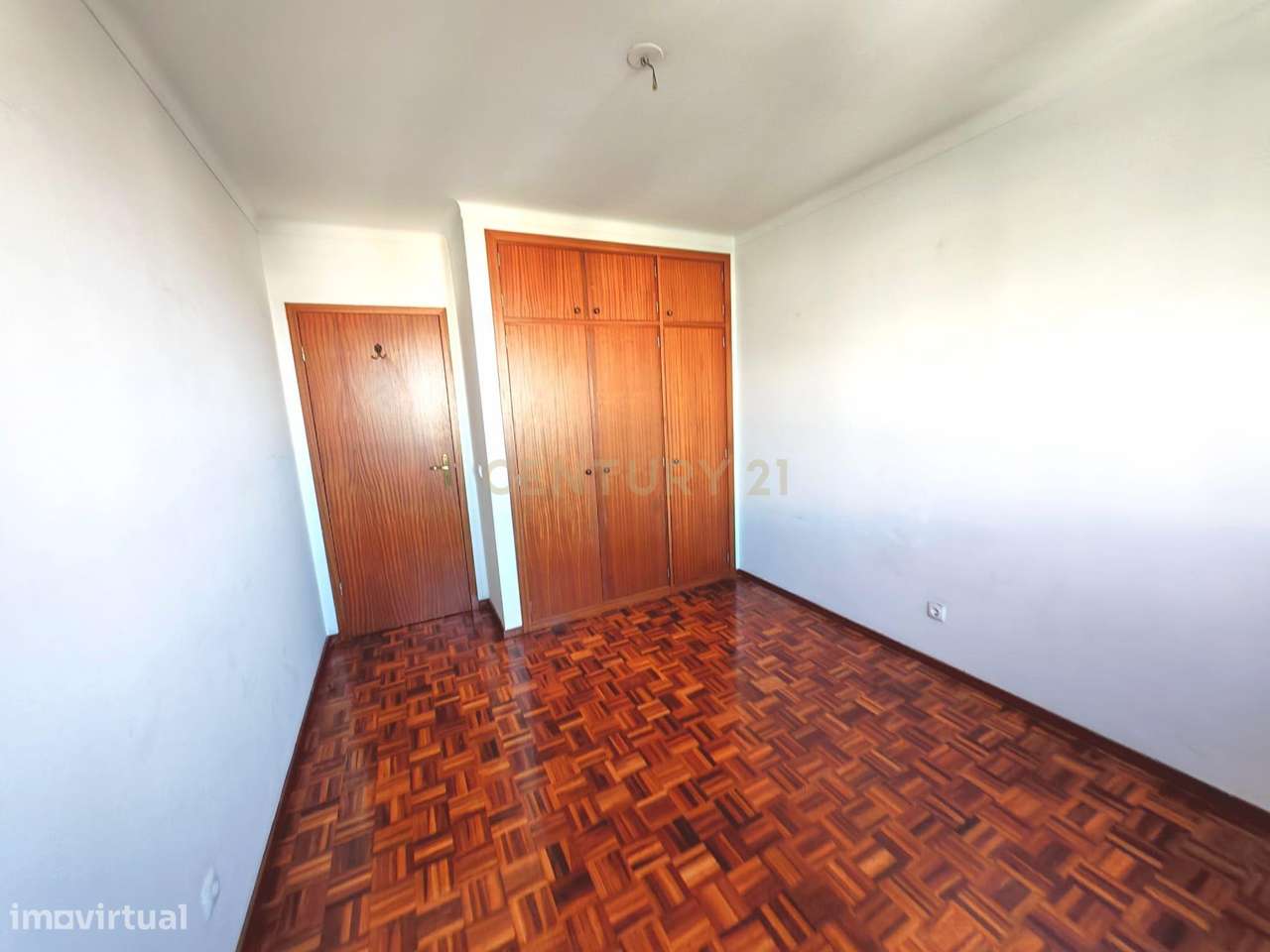 Apartamento T3 renovado recentemente com vista de Rio e Lisboa nos Oli-10