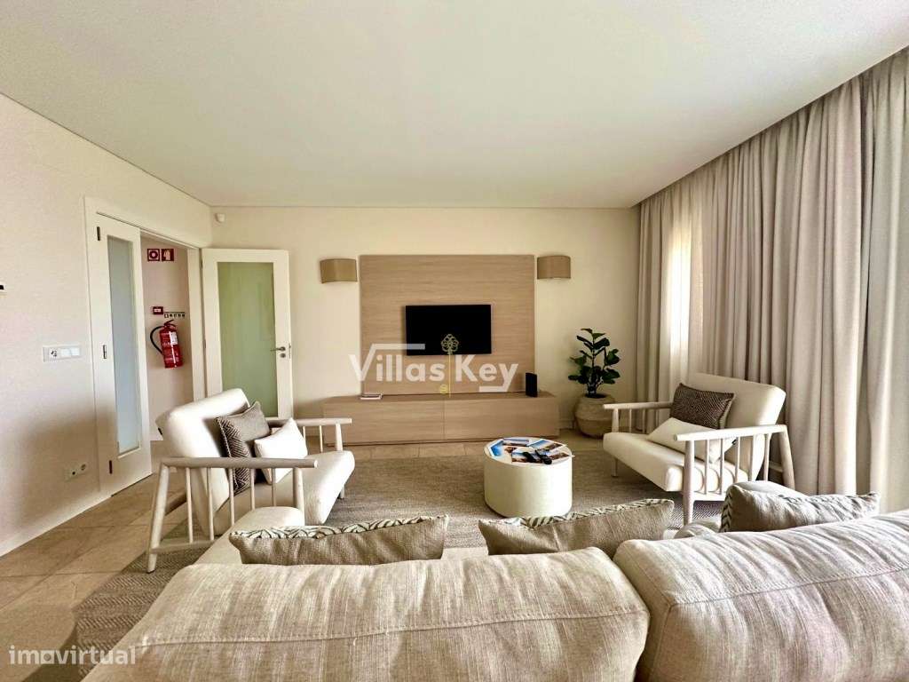 Vila com 3 quartos, jardins muito amplos, spa, várias piscinas em C... - Grande imagem: 4/22