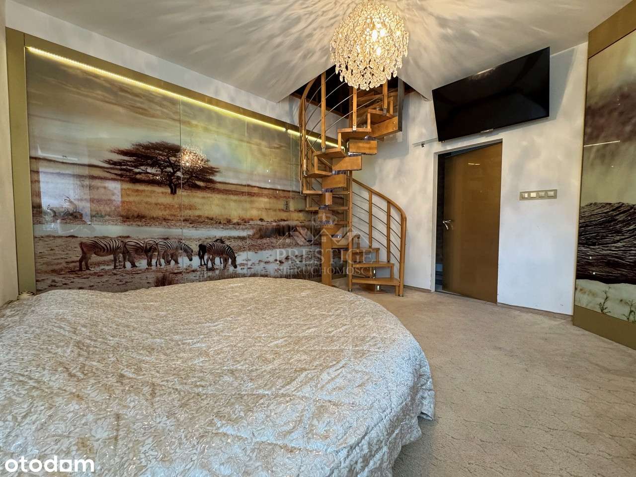 Dwa domy, siedlisko ze stawem i halą, wśród lasu-17