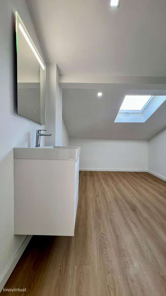 Apartamento T3+1 Duplex | 154 m² | Totalmente Remodelado | Queluz-36