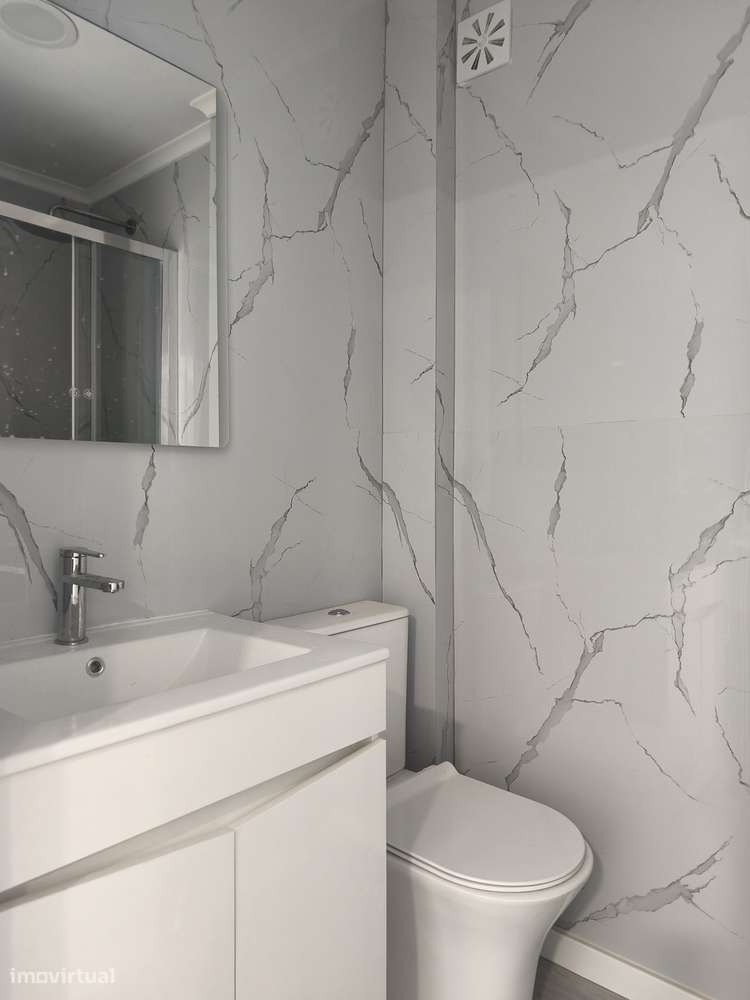 T2 Em Benfica, Totalmente Remodelado, Como Novo, Cozinha Equipada-11