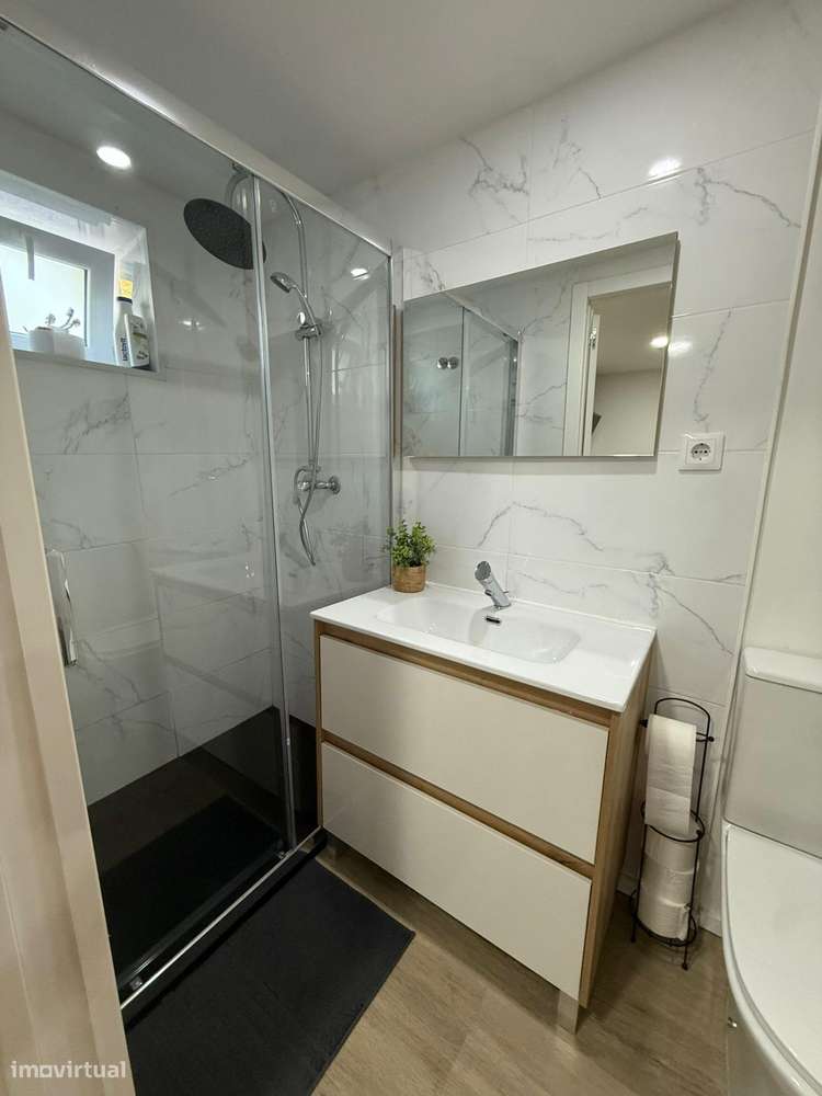 Moradia geminada Bi-Familiar T3 + T1 — Dois espaços...-27