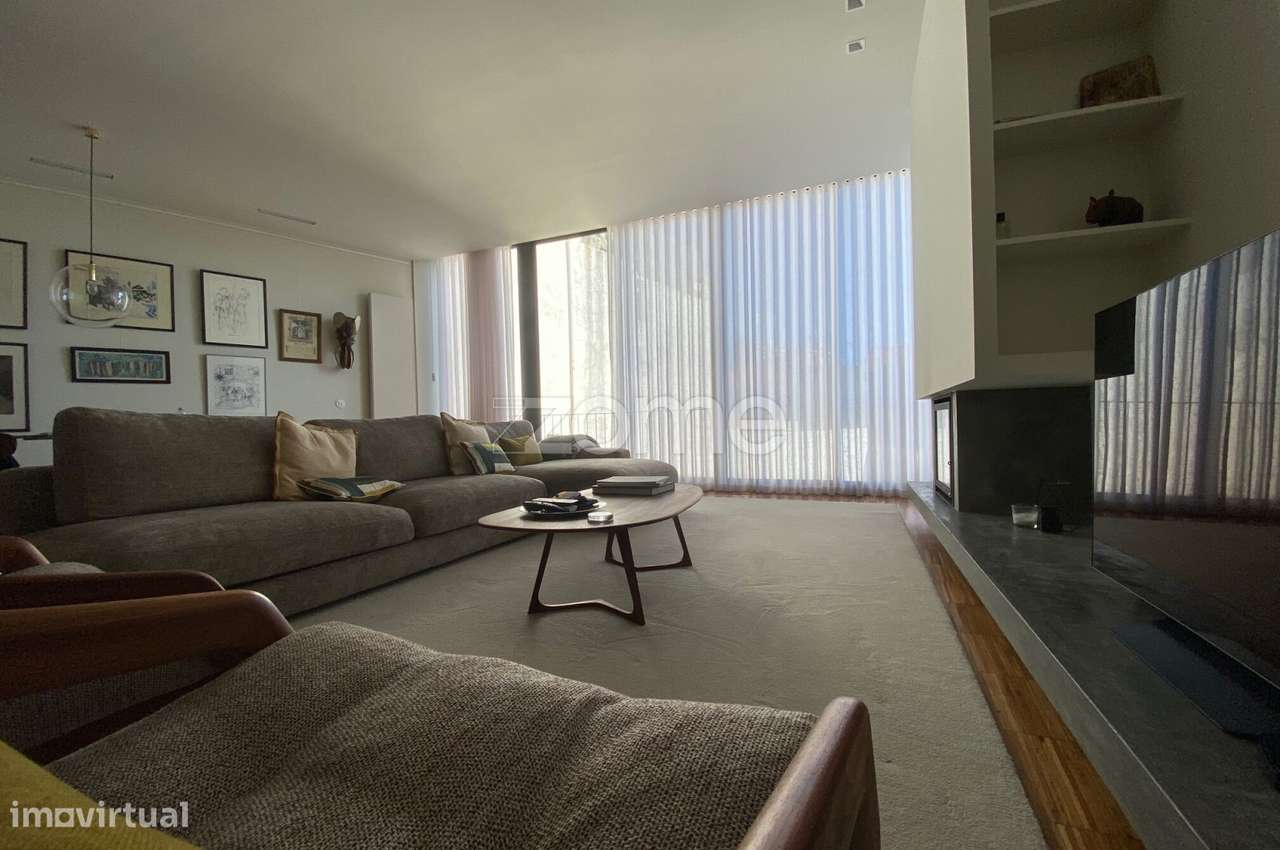 T3 duplex remodelado, com 2 lugares de garagem e arrumos na Foz Velha - Grande imagem: 2/32