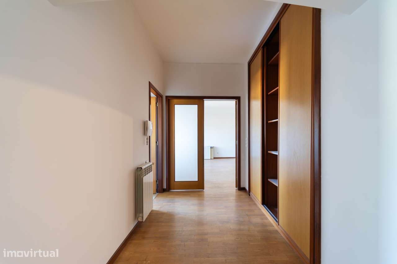 T5 Penthouse na Av Fernão Magalhães - Centro do Porto com Terraço-23