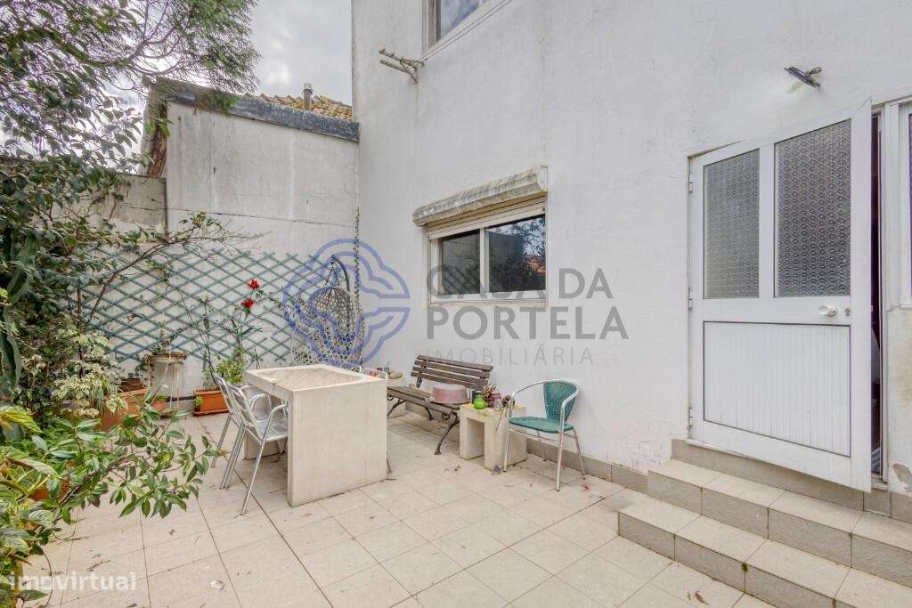 T2, duas frentes, com terraço e varanda, à Praça de Liège - Grande imagem: 5/17