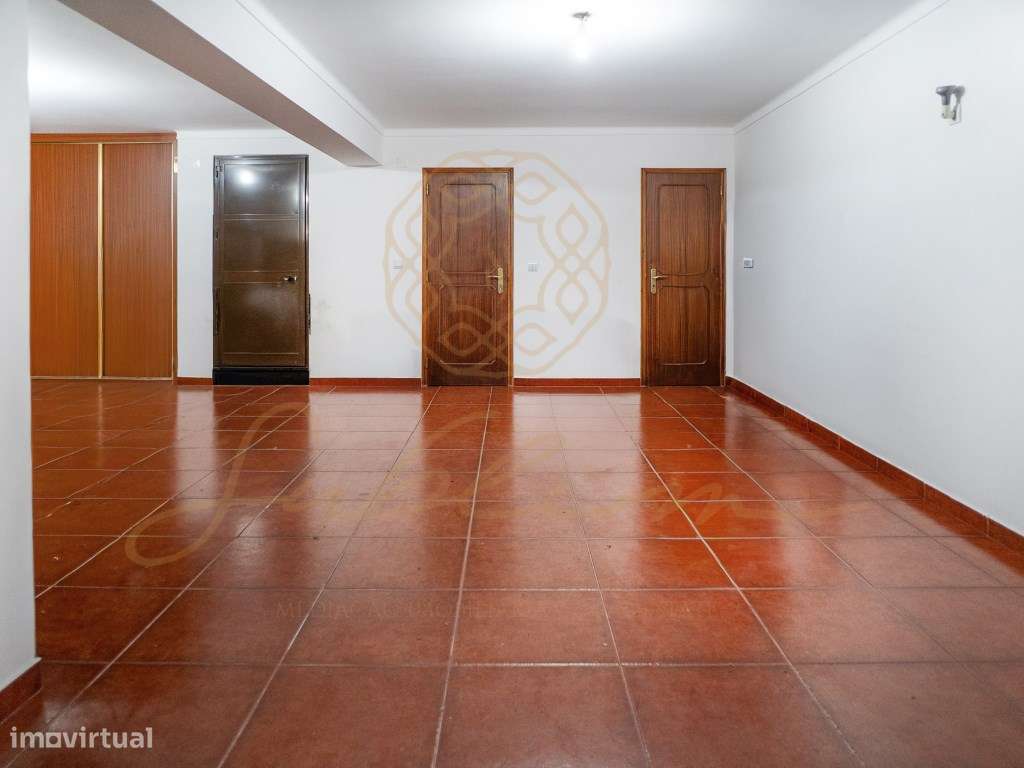 Moradia Isolada com 6 Assoalhadas , Piscina , Garagem Perto das Praias-25