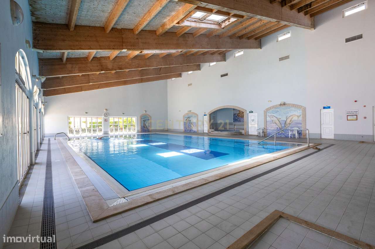 Espaçoso Apartamento T3 no Último Piso com Vista para as Piscinas no O-24