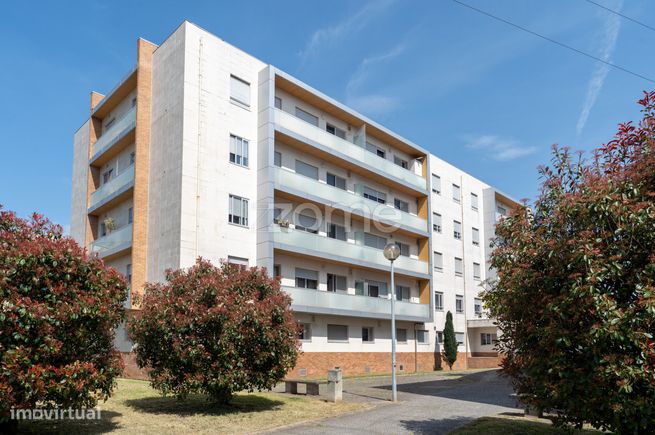 Apartamento T3 com duas varandas, garagem e arrumos, Maia-2
