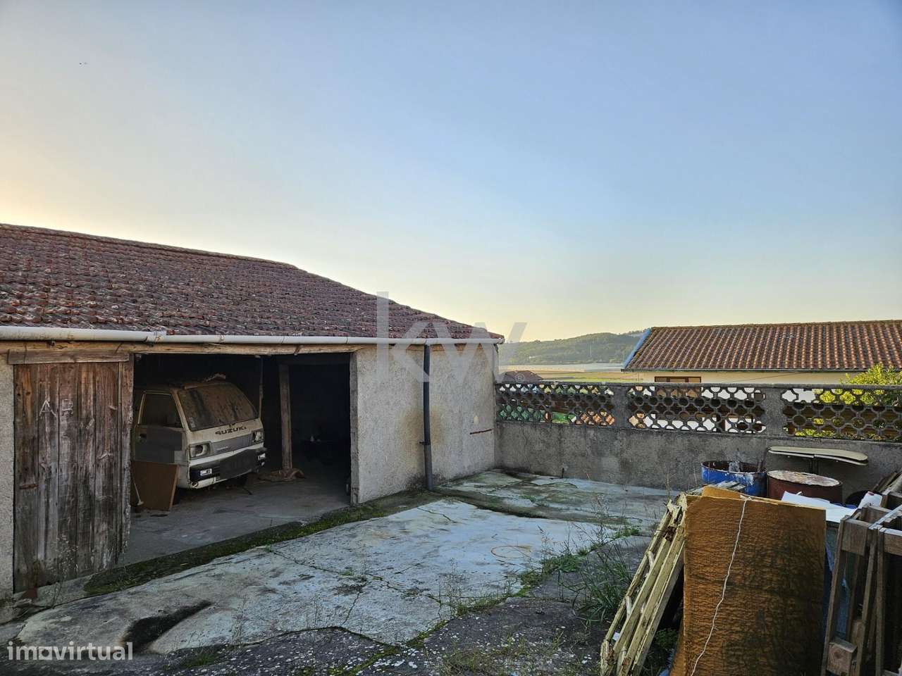 Moradia para recuperar mais garagem  para 4 viaturas - Grande imagem: 4/41