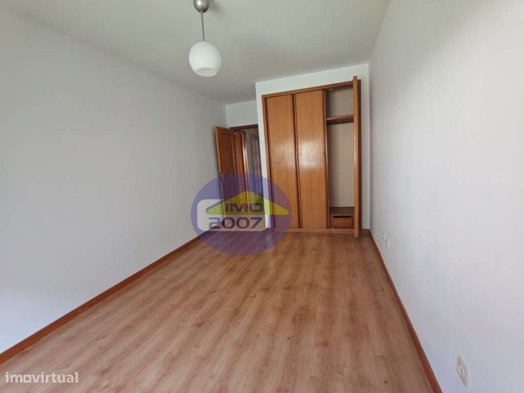 Apartamento T2 com terraço em Canelas-18