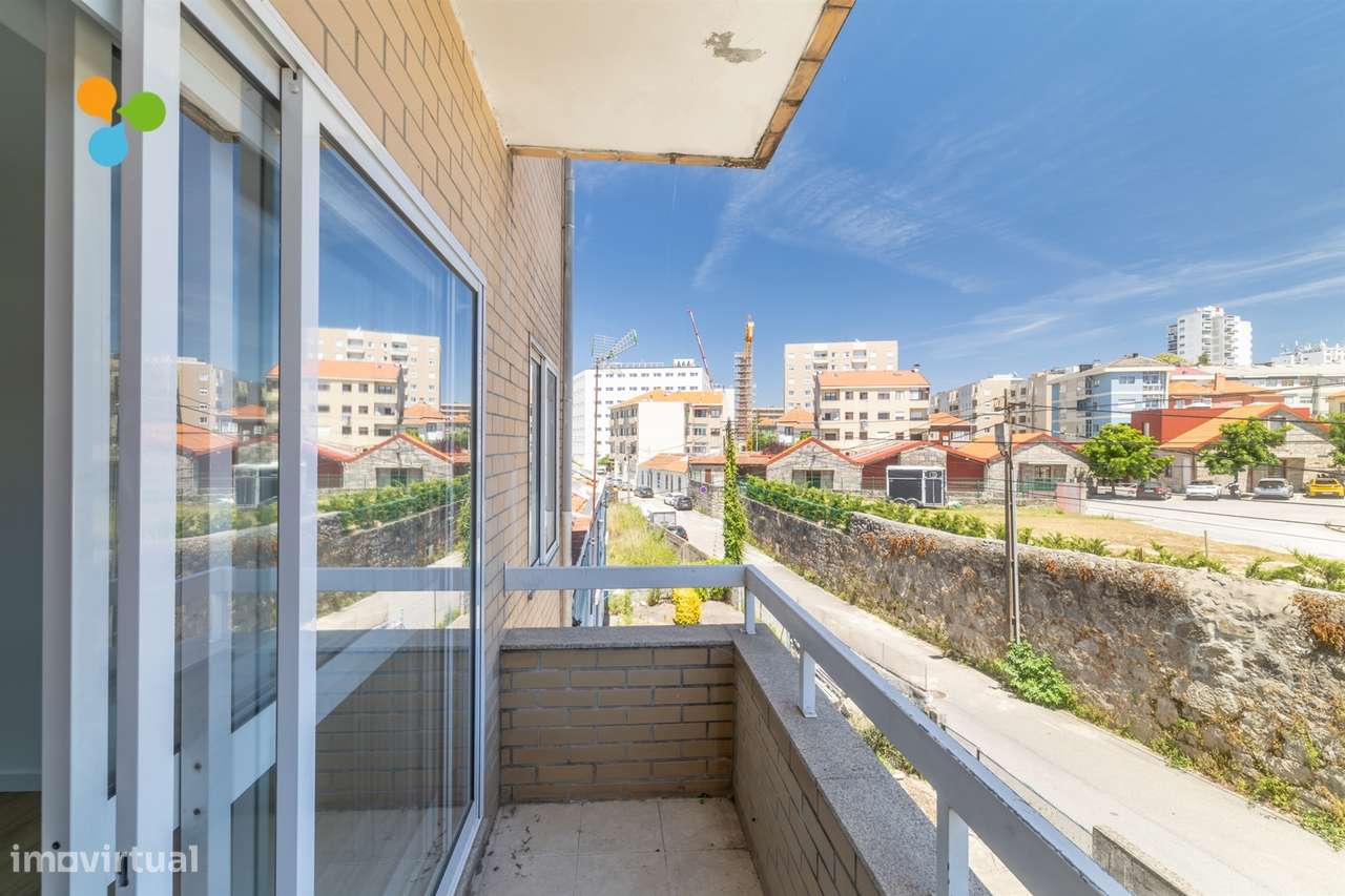 Apartamento T3 c/ Box e varanda, junto às faculdades-0