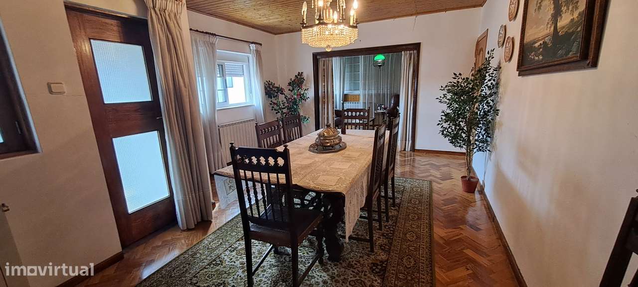 Moradia T5 com garagem e jardim em Miranda do Douro-19