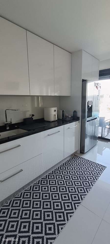 Moradia T5 de Luxo com Piscina e Garagem-7