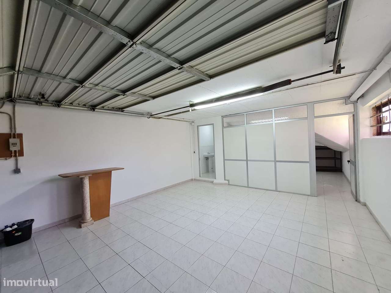 Garagem Box / Armazém com WC e Luz Natural - Grande imagem: 3/13