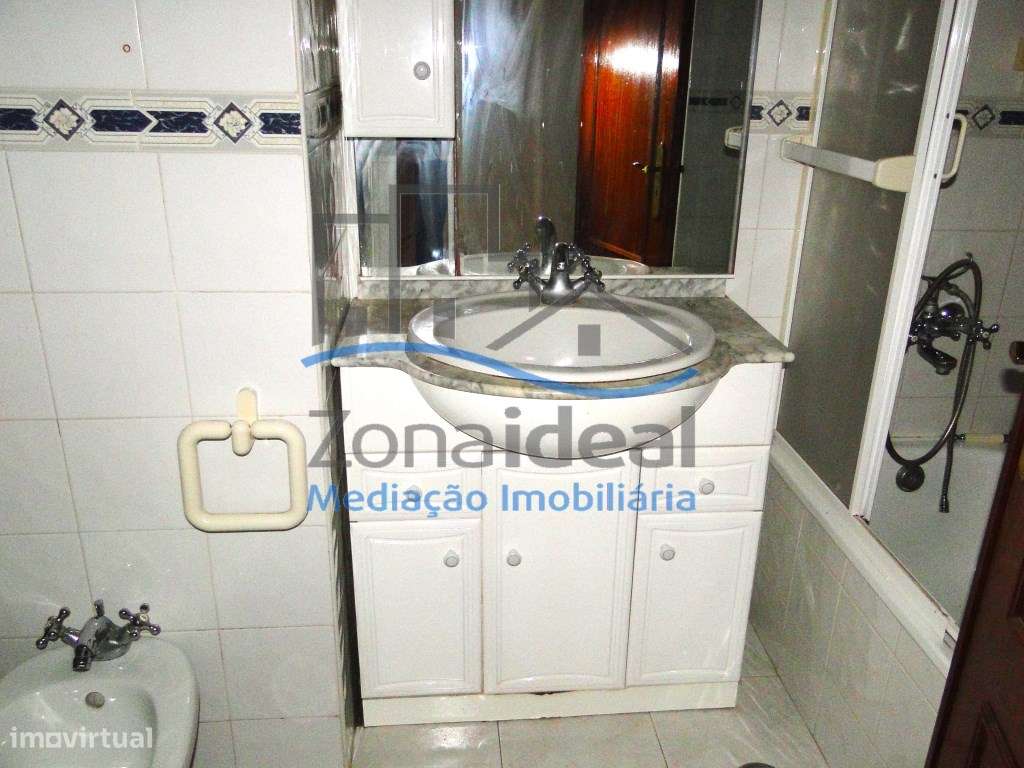 Apartamento T3 com parqueamento e arrecadação , localizado em Pared...-9