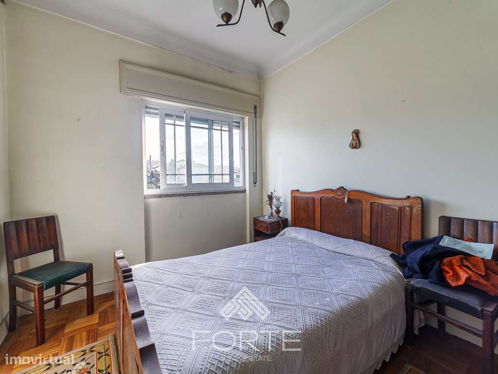 Moradia com pavilhões industriais e terreno-10