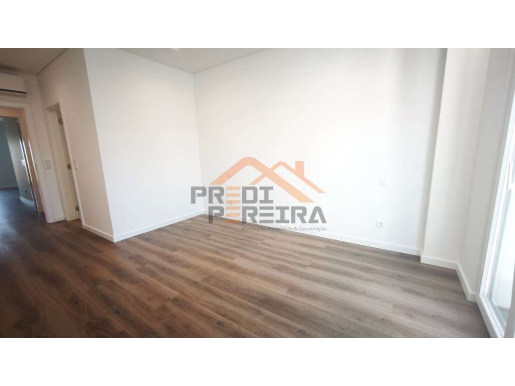 Situado em Caneças, apartamento T4 com duas suites, uma box e um pa...-27