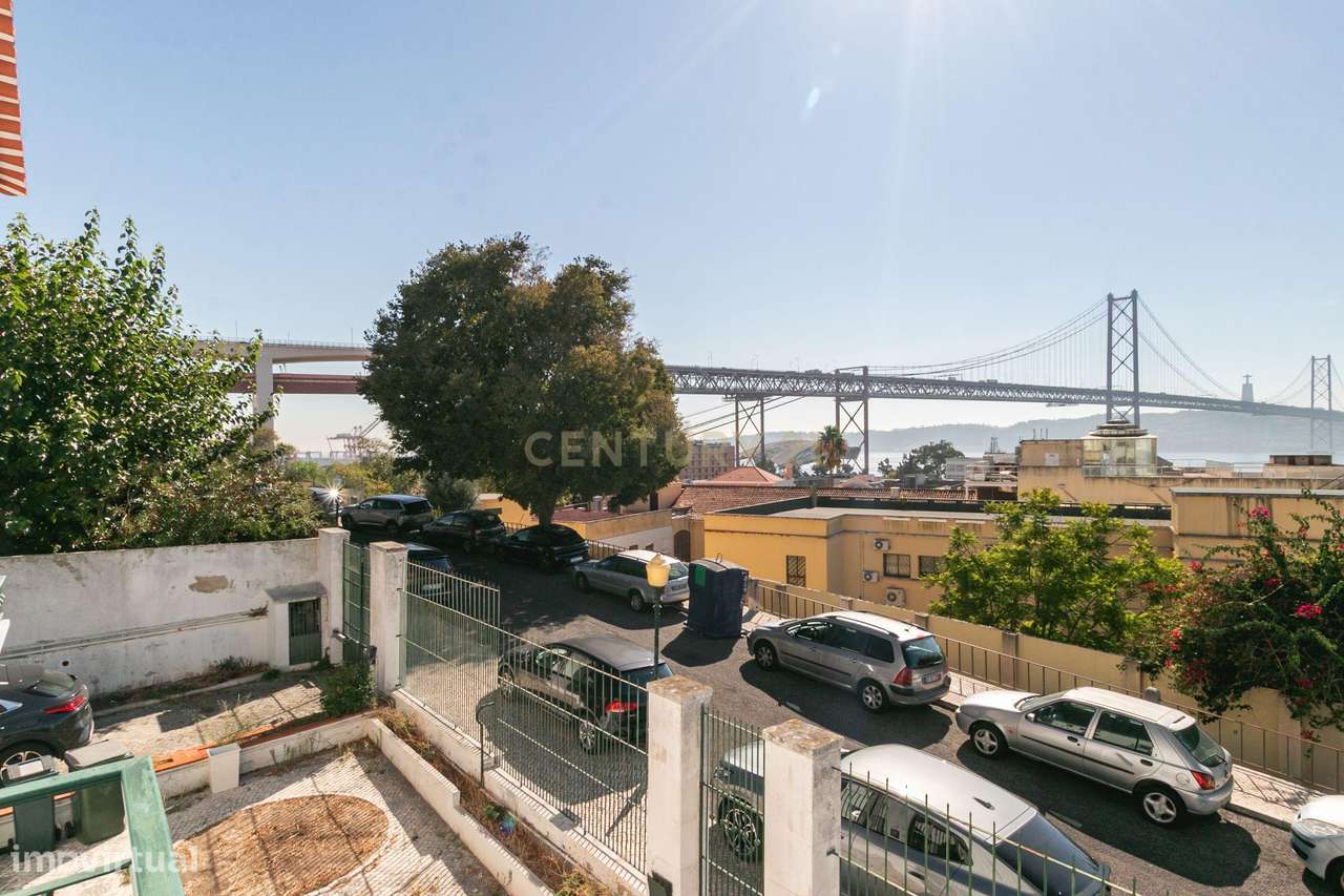 Terreno de 956m2 com duas moradias em Alcântara, Lisboa, uma T4 e T3-57