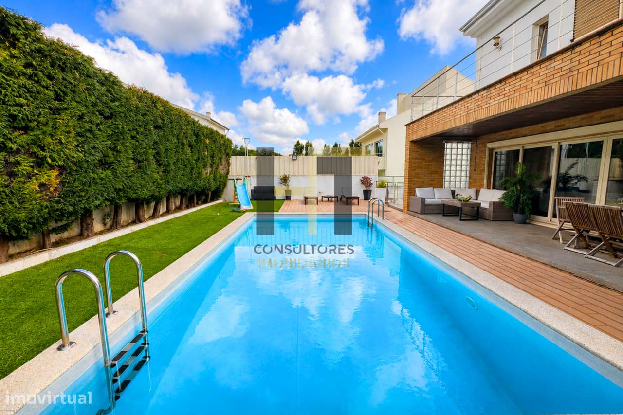 Moradia T3 | 4 Frentes | Piscina, Suite c/ Closet, Garagem 3 Carros |-41