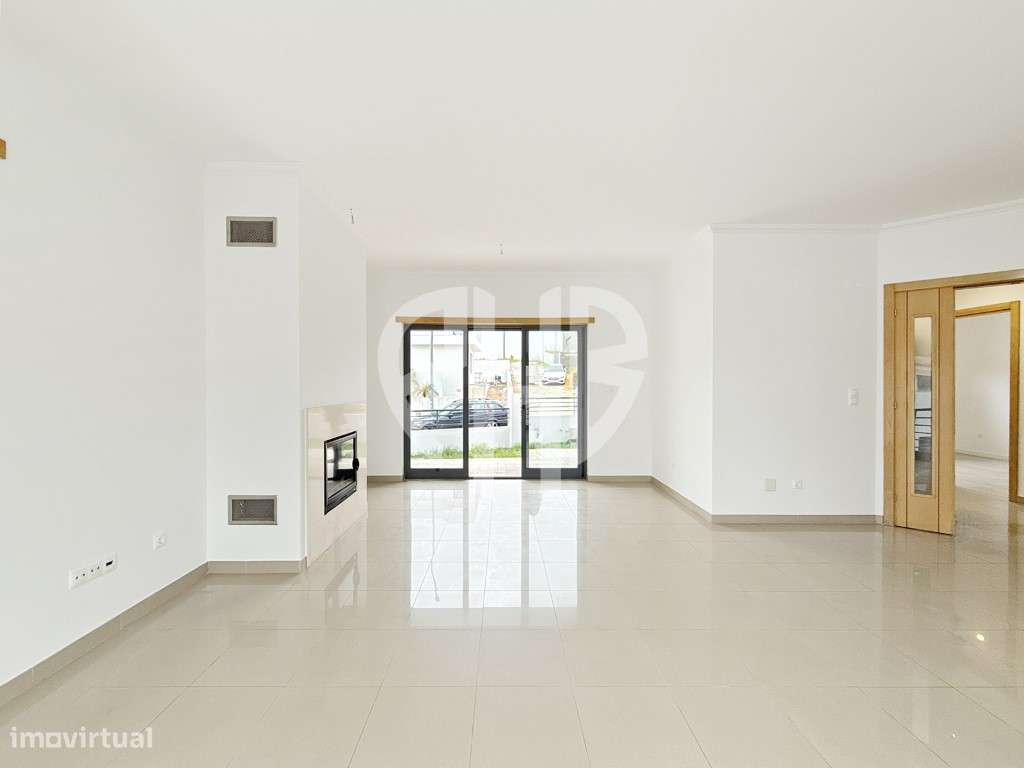 Exclusiva Moradia T5 de Arquitetura Contemporânea em Almada - Feijó-10