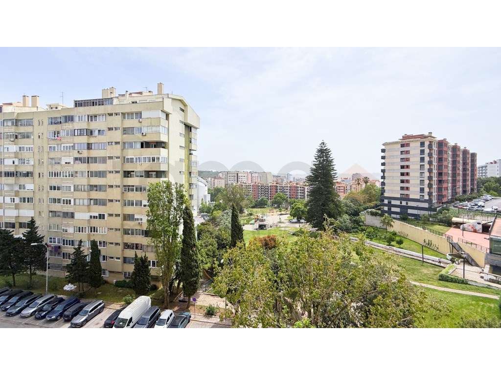 Apartamento T4 em Miraflores-14