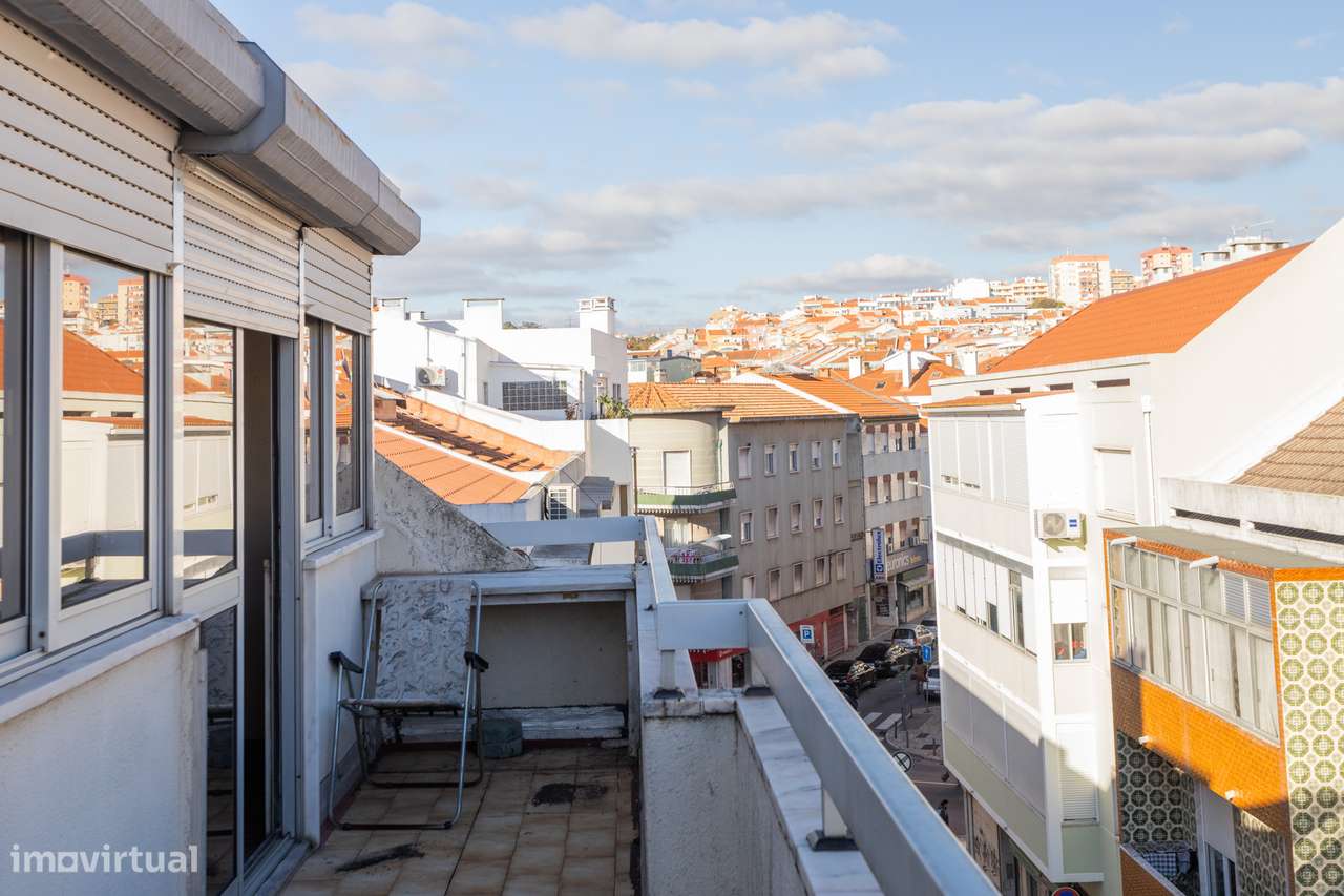 Apartamento T2 na Amadora: Potencial Único com Sótão e Varanda Solaren-1