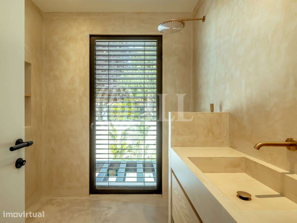 Moradia T3+1 com jardim, piscina e garagem, no Estoril-28