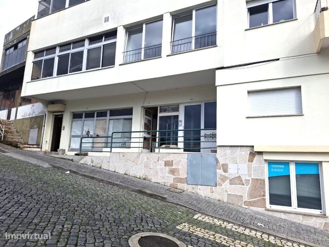 Loja Junto á estação comboios - Vila das Aves-1