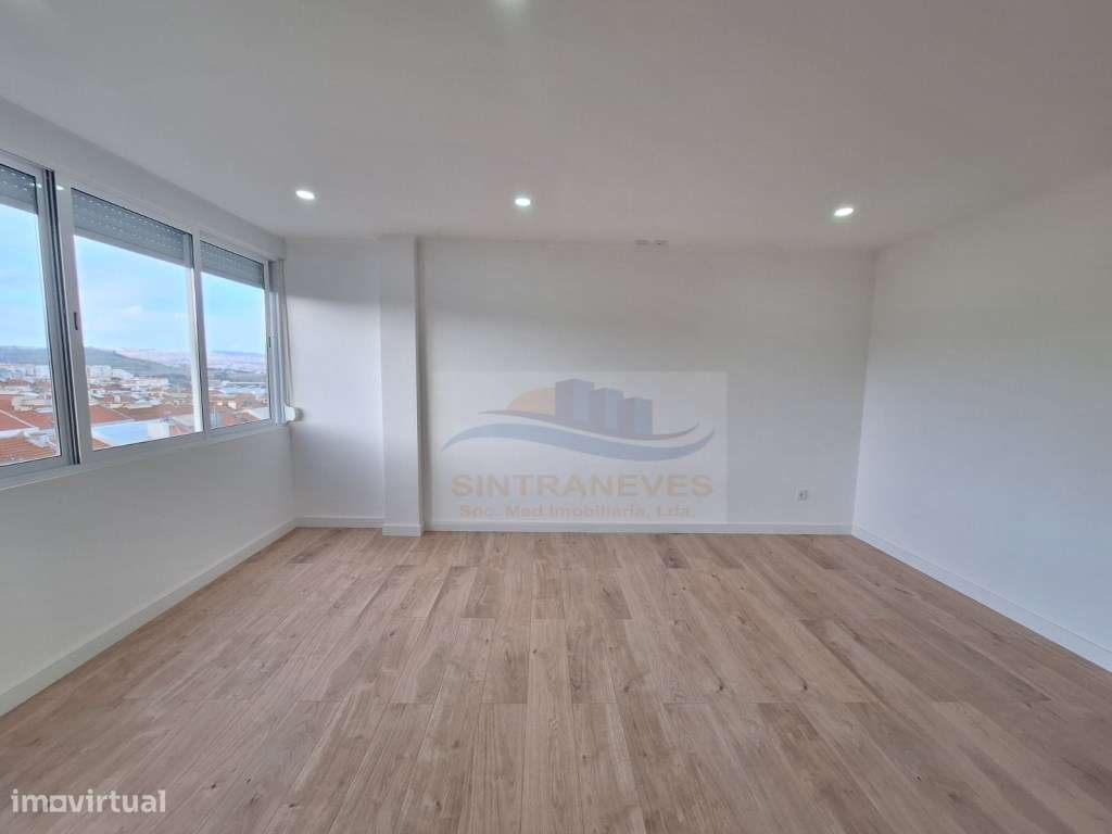 Oportunidade! T4 Renovado com Cozinha Nova e Open Space-7