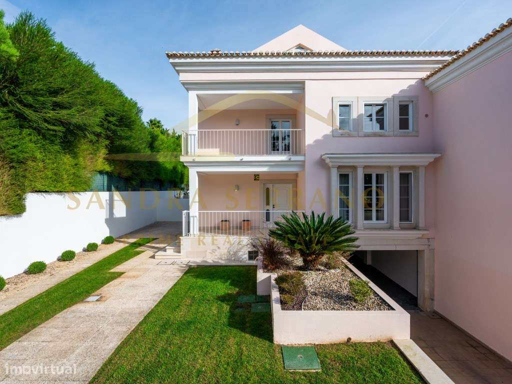 Moradia T5+1 Renovada com jardim, piscina e garagem localizada na Q... - Grande imagem: 2/39