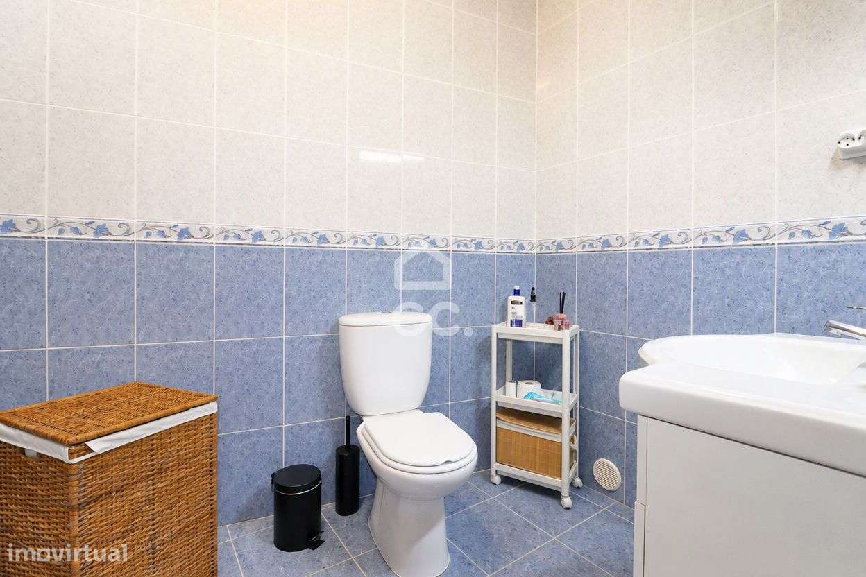 Apartamento T3 com garagem, arrumo e churrasqueira no centro do Avelar-7