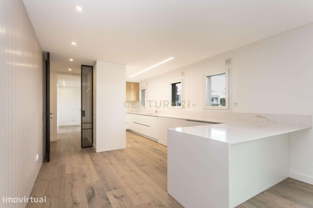 Dois Apartamentos Modernos (T3 + T2) na Qta. do Desembargador – Feijó-13