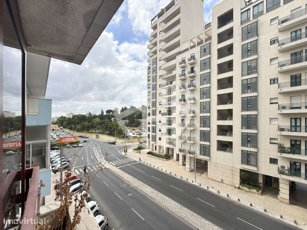 Apartamento T3 Totalmente Remodelado // Estrada da Luz-35