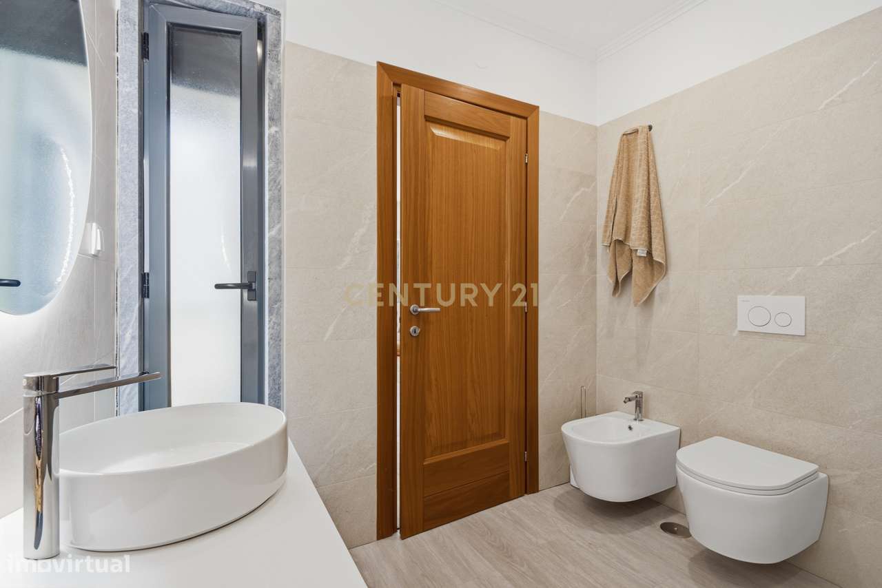 Elegante Apartamento T3 no Estoril com Box Fechada para 3 carros a pou-27