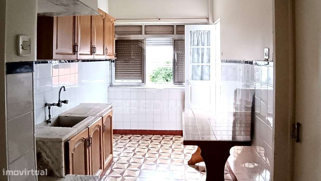 Prédio para remodelar na Baixa da Banheira - Grande imagem: 2/19