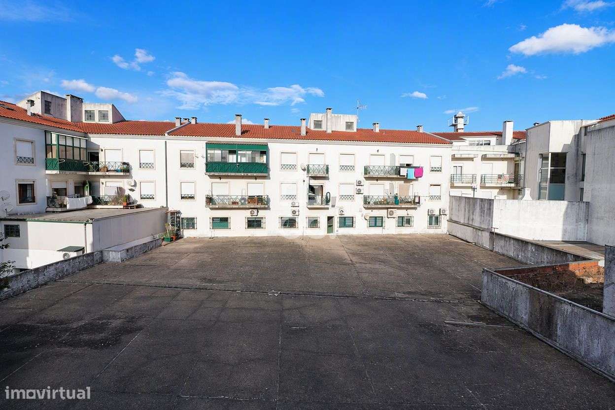 Apartamento T3 usado com 2 wc´s, varanda e ar-condicionado no Avelar.-14