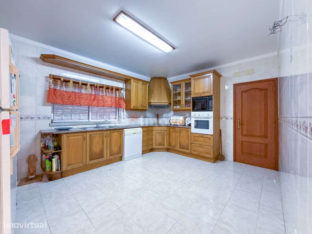 Moradia Térrea T4 com garagem e terreno - Mira De Aire, Porto de Mós - Grande imagem: 4/45