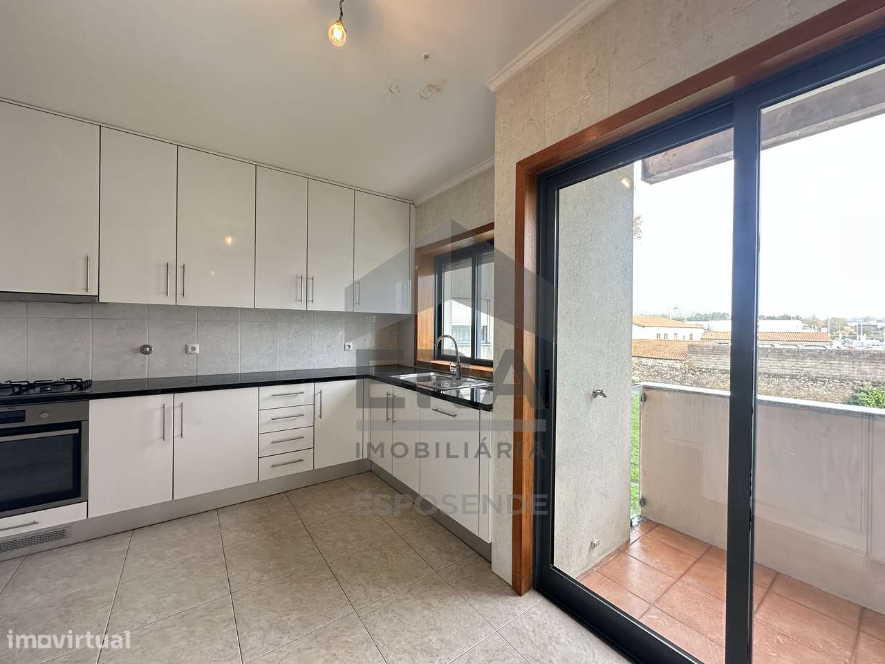 T2 – 1º Andar com Varanda no Centro - Grande imagem: 2/17