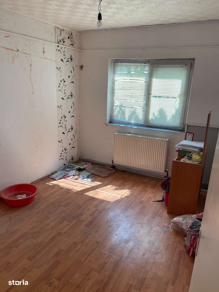 De vanzare apartament cu 3 camere, balcon, etaj 4-1
