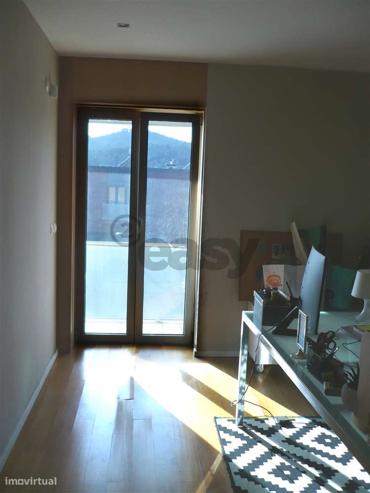 MORADIA EM BANDA T4 COM JARDIM-23