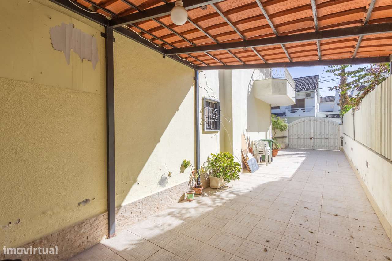 Moradia T3 + 1 em Vale Milhaços - Corroios  com Garagem-4