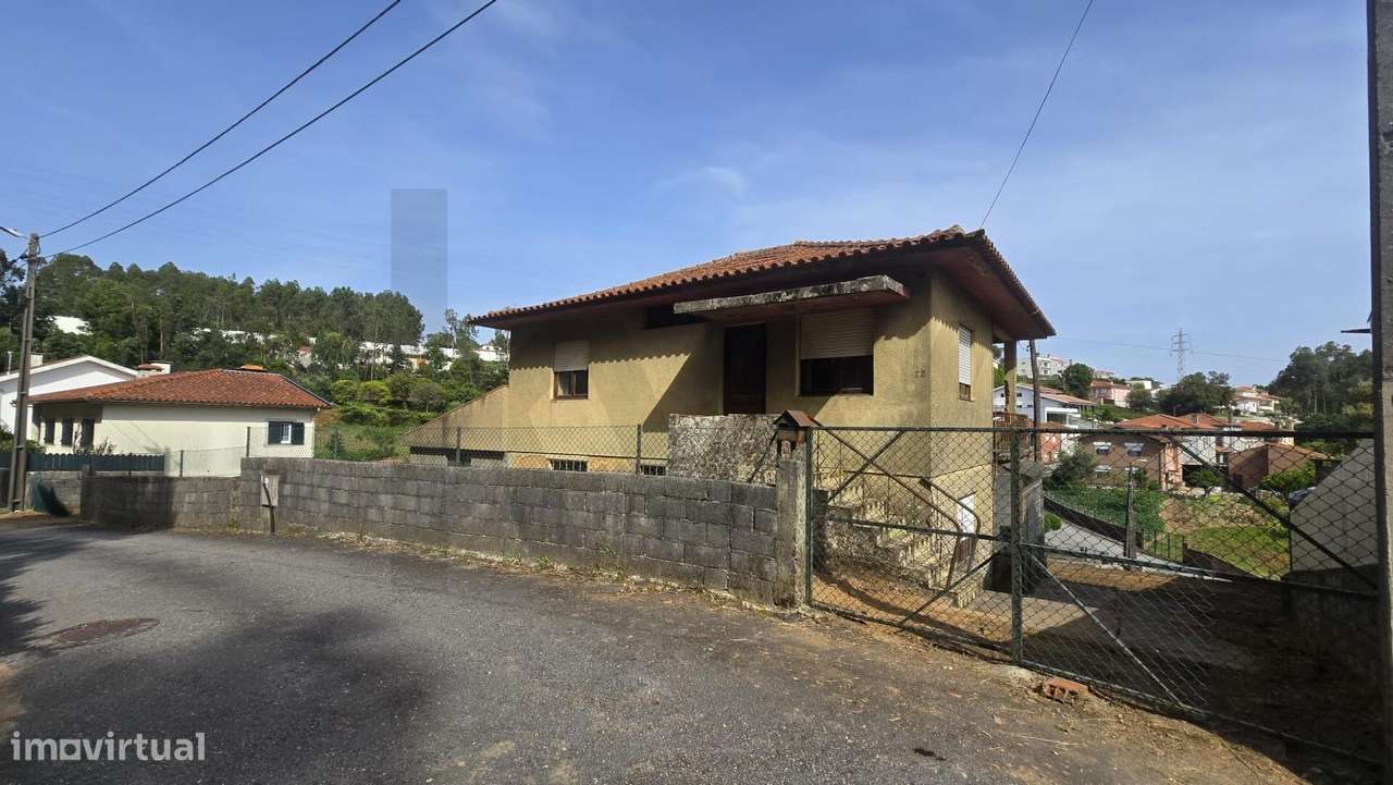 Moradia T3 Isolada com Terreno em Escapães – Excelente Potencial!-0