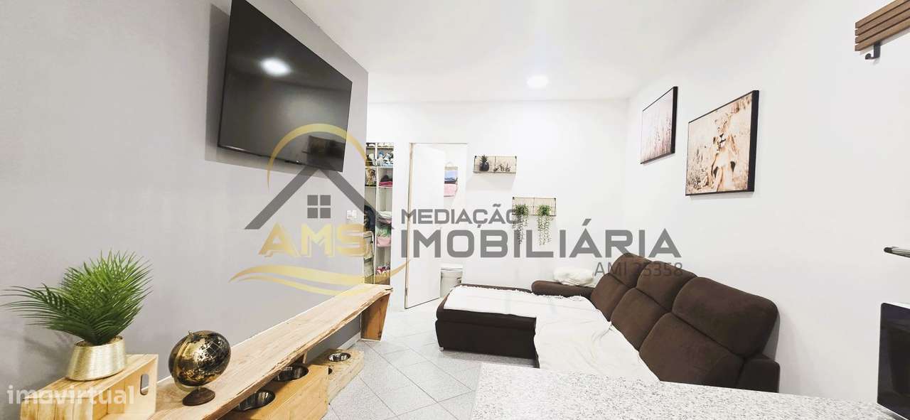 LOJA COMERCIAL/APARTAMENTO T1+1-21
