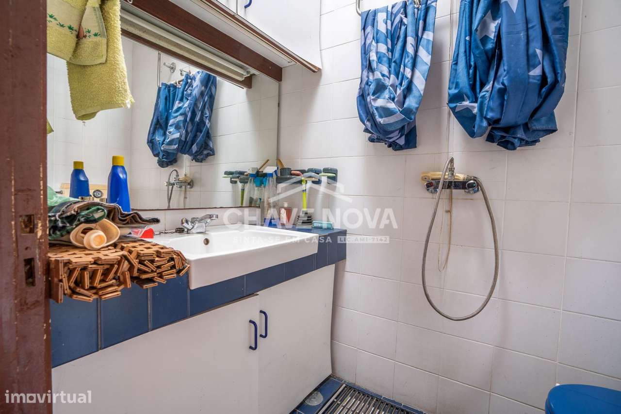 Moradia T1 com garagem box e logradouro e quintal no centro de Gaia-7