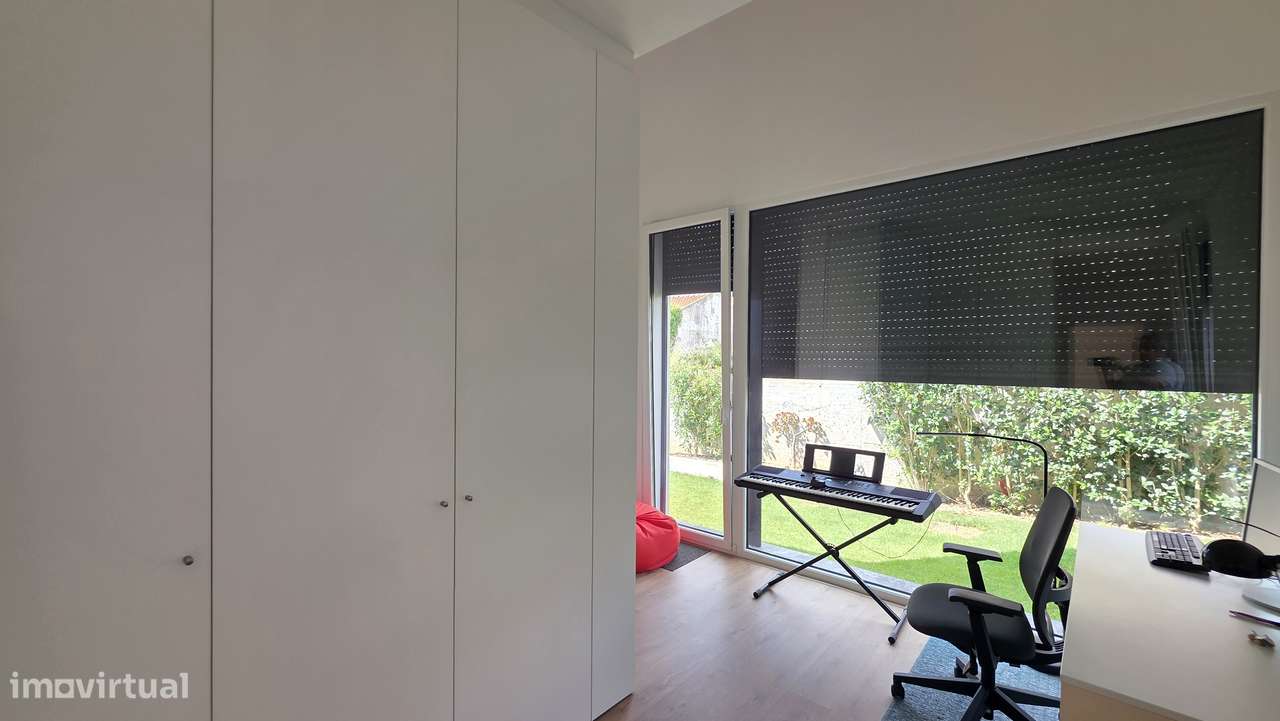 Viva numa moradia T4 isolada com jardim e vista mar-20