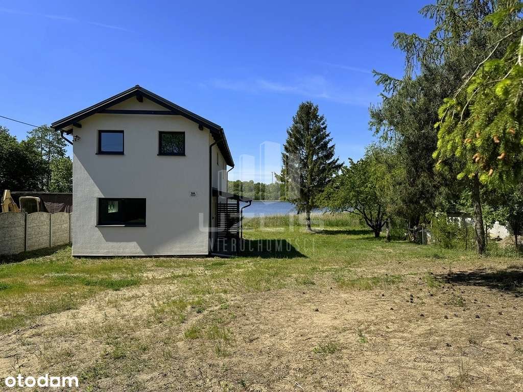 Dom nad jeziorem z linią brzegową-11