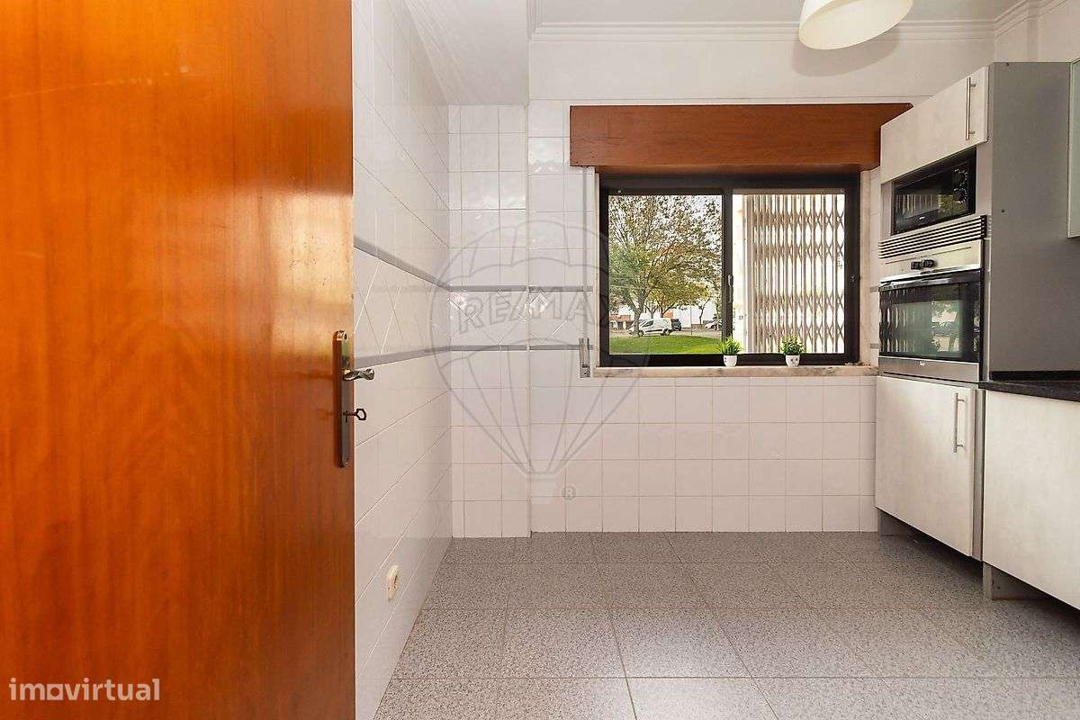 Apartamento T2 com Arrecadação em Paio Pires-24