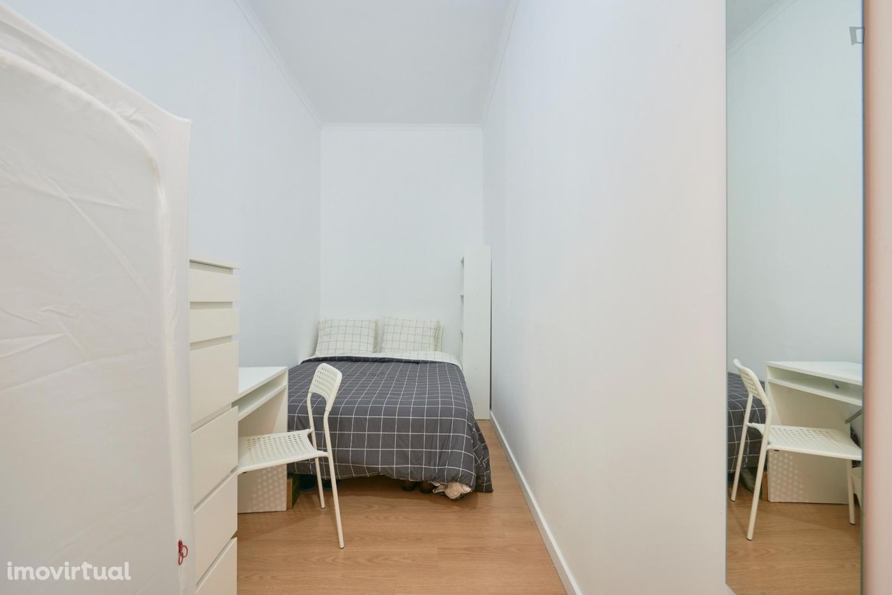 543686 - Quarto com cama de casal em apartamento com 20 quartos