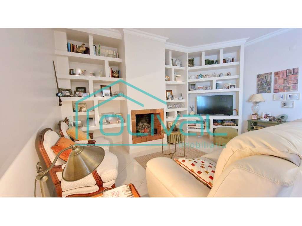 T4 com Arrecadação e Garagem Box no Centro de Benavente - Excelente...-1