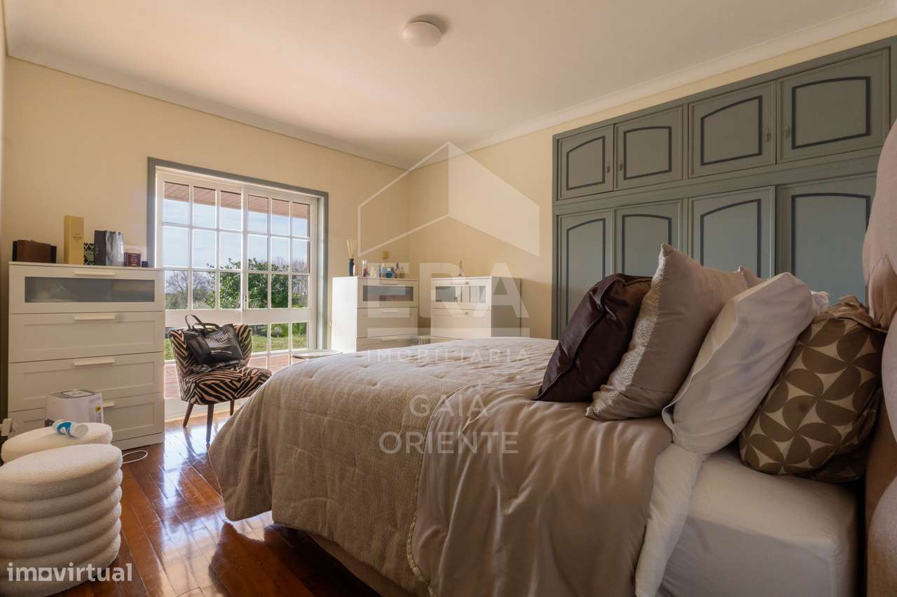 Moradia T8 com jardim e piscinas em Miramar-32